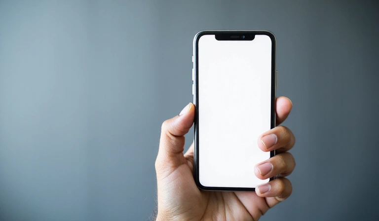 Interfaccia di comunicazione moderna con una mano che tiene un telefono